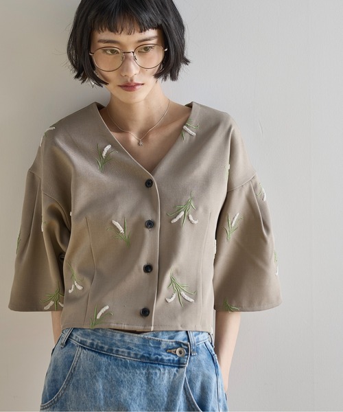 THE Yon ブラウス シャツ フラワーエンブロイダリータックスリーブ
