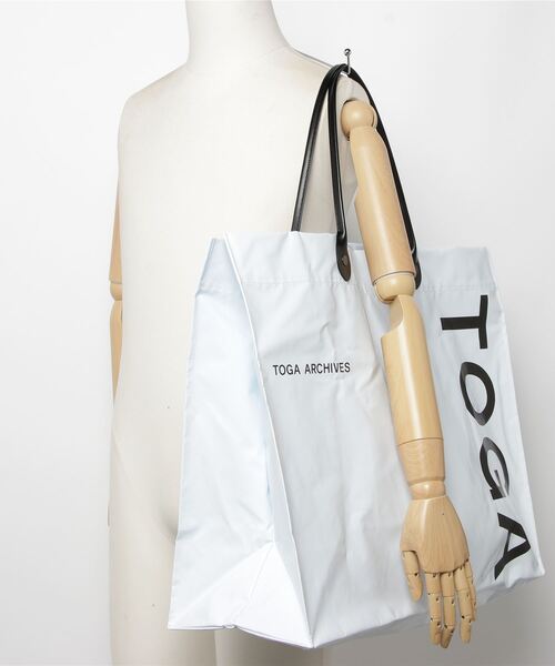 TOGA PULLA レザートートバック　ホワイト TOGA PULLA（トーガ プルラ）の「【TOGA PULLA/トーガプルラ