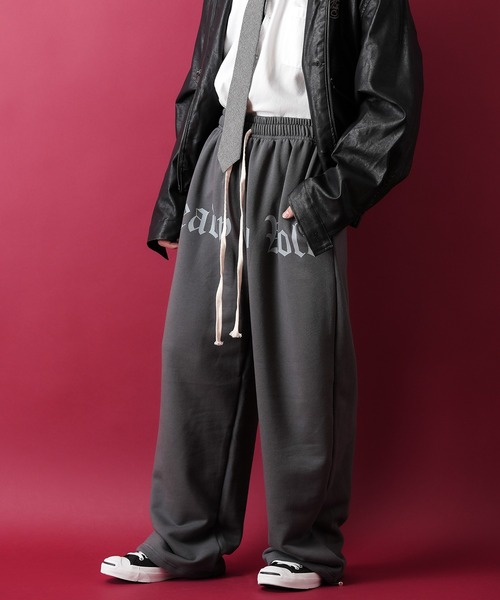 スウェットパンツ ジャージ a.p.o.v. ストリートロゴプリントワイド