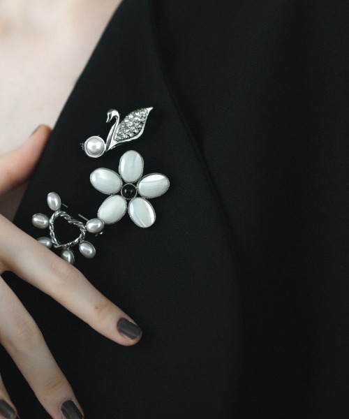 IRIS47（イリスフォーセブン） ブローチ 「IRIS 47」swan brooch PG11