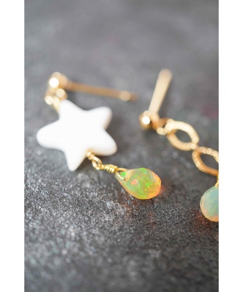 TONE（トネ） ピアス 「SHAHA」オパールと白蝶貝の星空アシンメトリー