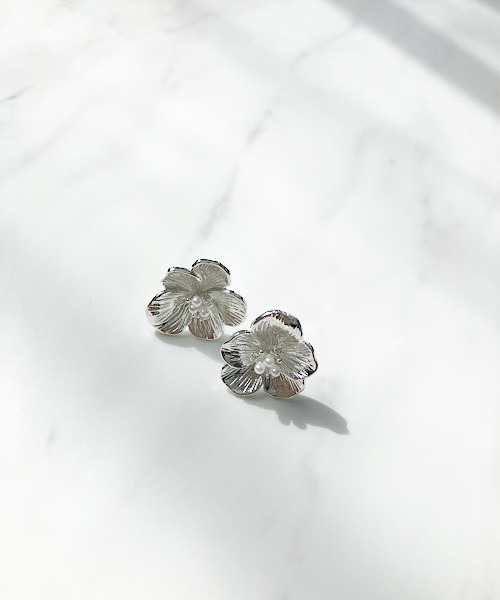 TIMELESS&THREE（タイムレスアンドスリー） ピアス フラワーシェイプ