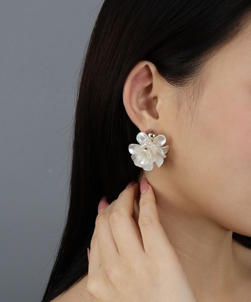 大人の色気にドキッ♪【MiuMiu】レザー フラワー イヤリング CEMO NEMO イヤリング メタルボール ボリューム フラワー