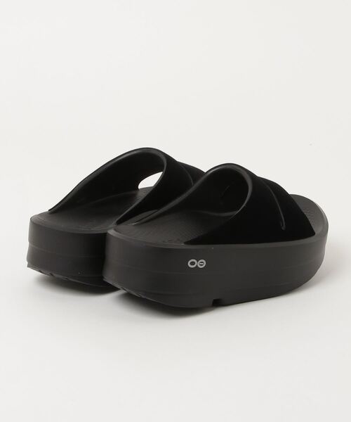 「OOFOS」 フラットサンダル 4 ブラック レディース_画像2