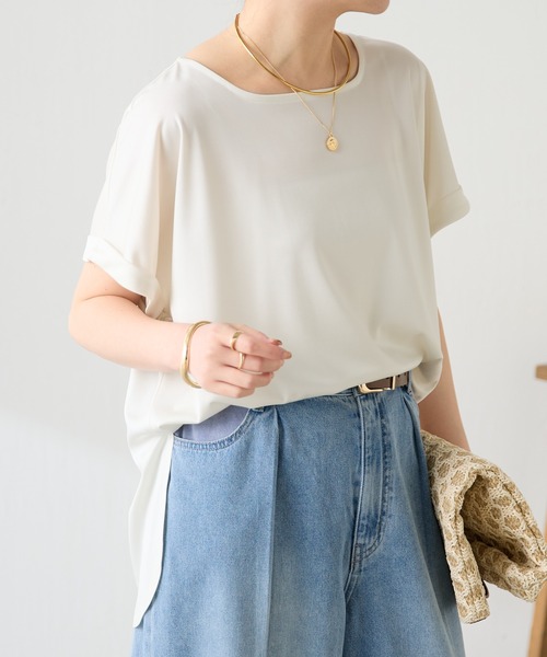 tシャツ オフィスに使えるキレイ目T/すっきり見えスクエアネックストレッチサテンTシャツ レディースの画像