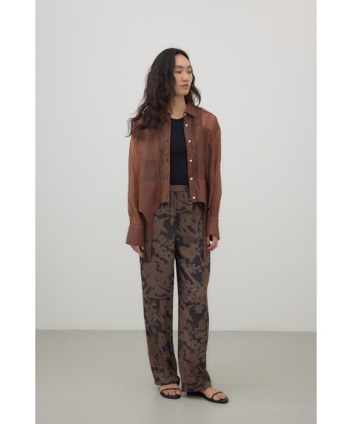 crie conforto スラックス パンツ ブラーフラワープリントパンツ