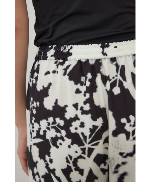 crie conforto スラックス パンツ ブラーフラワープリントパンツ