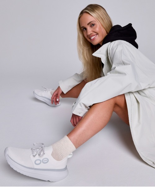 OOFOS Women's OOmy Stride W6 スニーカー Women's OOmy Stride - White Black – OOFOS