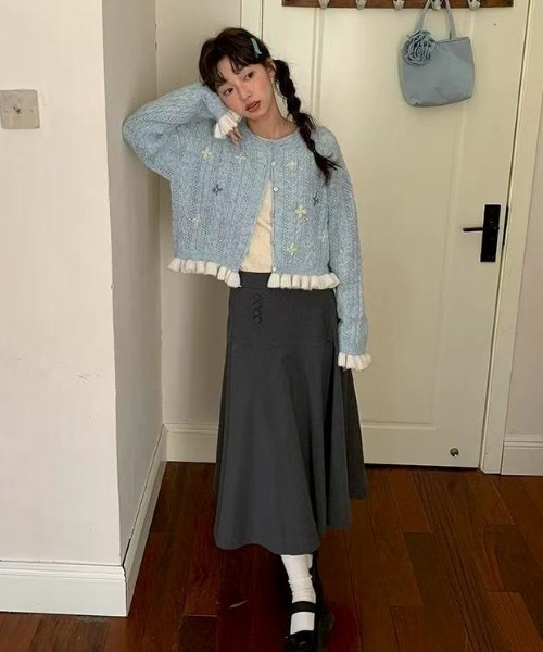 昭和レトロ ブラウン系フラワー刺繍ダイヤ柄 ケーブル編みニットカーディガン 丸首 予約]フラワー刺繍Vネックオーバーニットカーディガン/ブラウン – Lumier