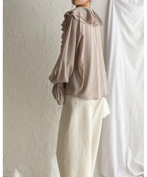 フリル付きベージュ長袖シャツ She's Closet ブラウス シャツ 長袖ビッグ襟 Vネックフレアスリーブ