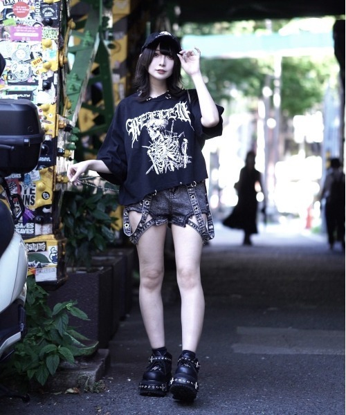 REFLEM【レフレム】メタルパーツネッククロップドスカルTシャツ　グレー REFLEM【レフレム】メタルパーツネッククロップドスカルTシャツ