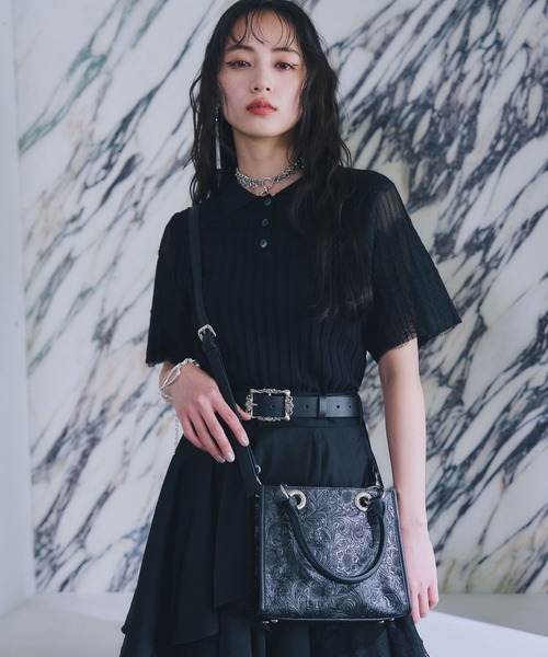 L&KONDO 花柄エンボス加工の黒ショルダーバッグ