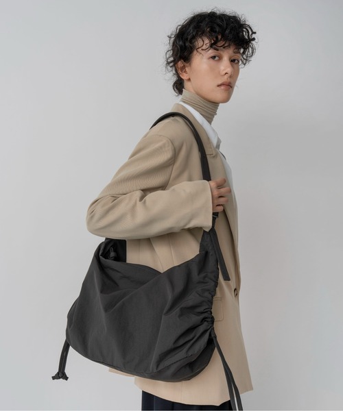 Le Vernis（ル・ベルニ） ショルダーバッグ バッグ Stomach bag M