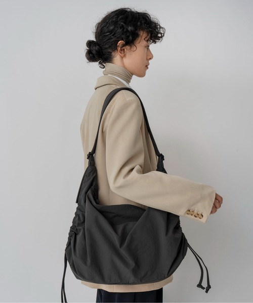 Le Vernis（ル・ベルニ） ショルダーバッグ バッグ Stomach bag M