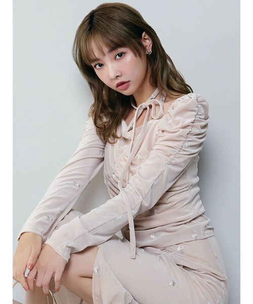 dazzlin（ダズリン） tシャツ フラワーシシュウベロアトップス