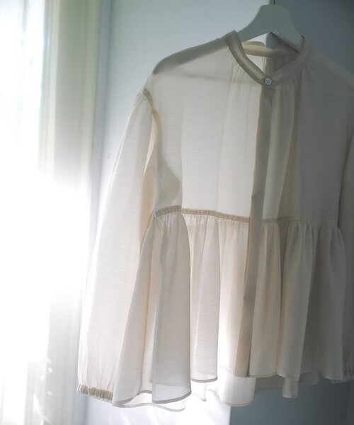 新品23区44 今期のもの　ソフトオーガンジーボリュームブラウス 23区 S(ニジュウサンク エス)の【WEB&一部店舗限定カラーあり