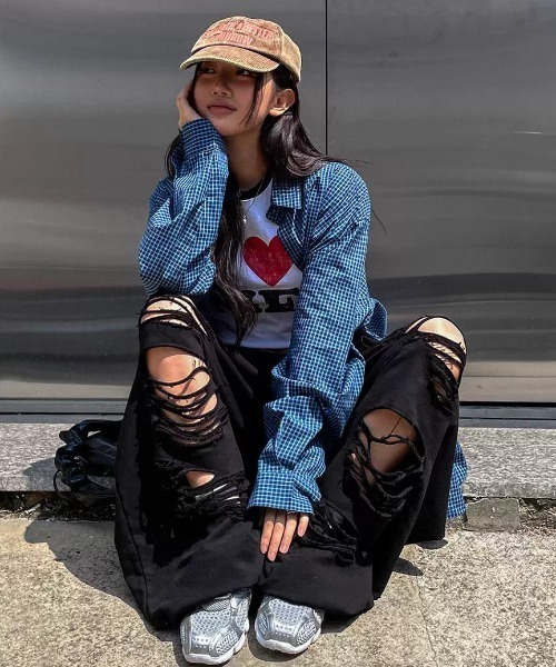 スウェットパンツ ジャージ A'GEM/9 × .kom 「.KOM/ドットケーオーエム」 チェーン付ダメージスウェットパンツ レディース メンズの画像