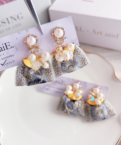 TONE（トネ） イヤリング 「RosraiE」ブルーインド刺繍リボンタッセル