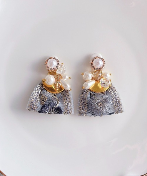 TONE（トネ） イヤリング 「RosraiE」ブルーインド刺繍リボンタッセル