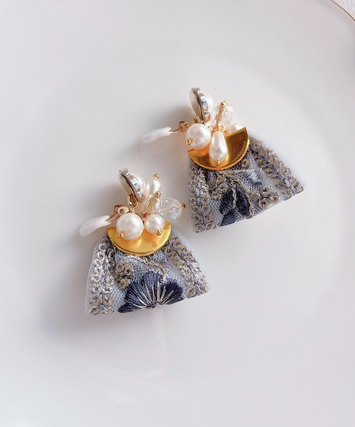 TONE（トネ） イヤリング 「RosraiE」ブルーインド刺繍リボンタッセル