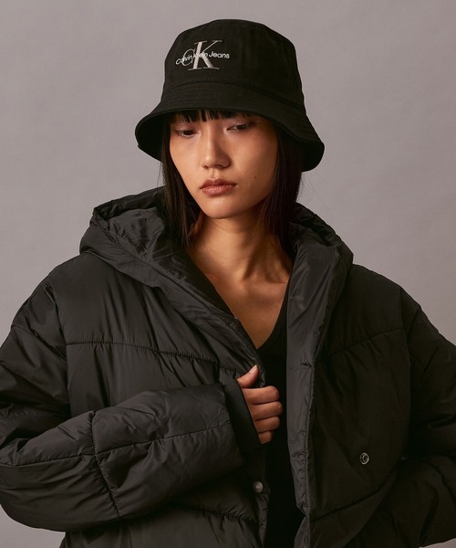 黒いロゴ入りバケットハット Calvin Klein（カルバン・クライン） 帽子 ハット モノグラムロゴ