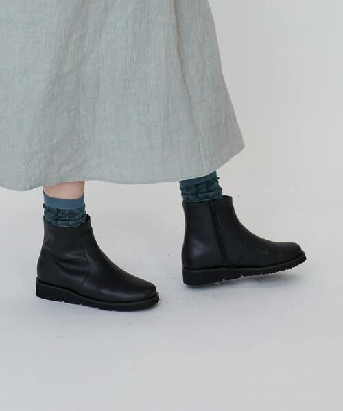 LOISIR ブラック ショートブーツ バックル付き LOISIR ブラック ショートブーツ バックル付き