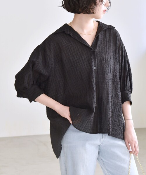 ブラウス シャツ quaranciel :「洗濯機可能」シアー バンピー レギュラーカラー パフ シャツ ブラウス レディース