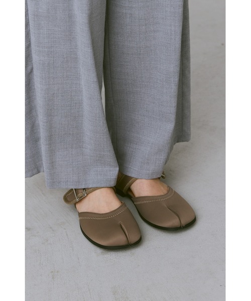 un/neu  アンノイ サテンフラットミュール un/neu（アンノイ）の「サテンフラットミュール（サンダル