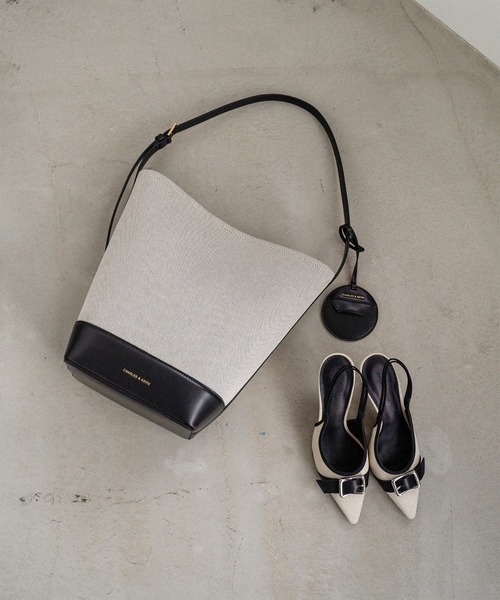 ほぼ未使用CHARLES & KEITHのパンプス CHARLES ＆ KEITH（チャールズ&キース） パンプス バックル ポイン