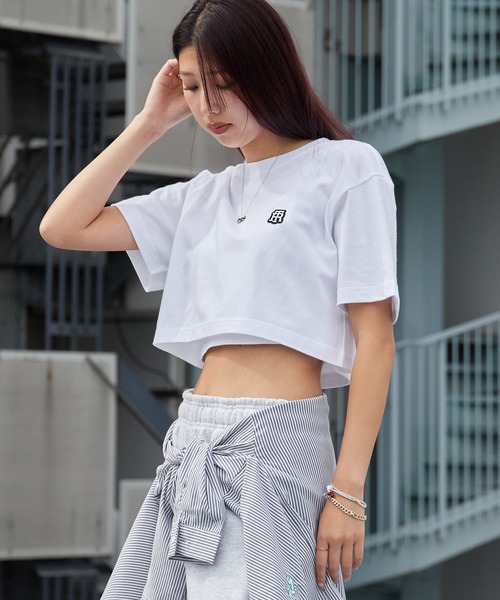 ロゴ刺繍入り クロップド丈 半袖Tシャツ ホワイト ROOP TOKYO tシャツ オリジナルチームロゴ胸ワッペンTシャツ 半袖