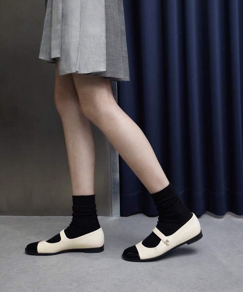 パテント　フラワーパールエンベリシュッドメリージェーンローファー CHARLES & KEITH｜パテント フラワーパールエンベリシュッド