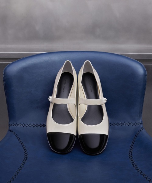 パテント　フラワーパールエンベリシュッドメリージェーンローファー CHARLES & KEITH｜パテント フラワーパールエンベリシュッド