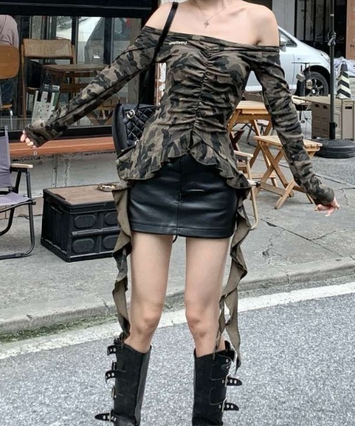 MONO8 tシャツ オフショルダー迷彩柄フリルトップス レディース