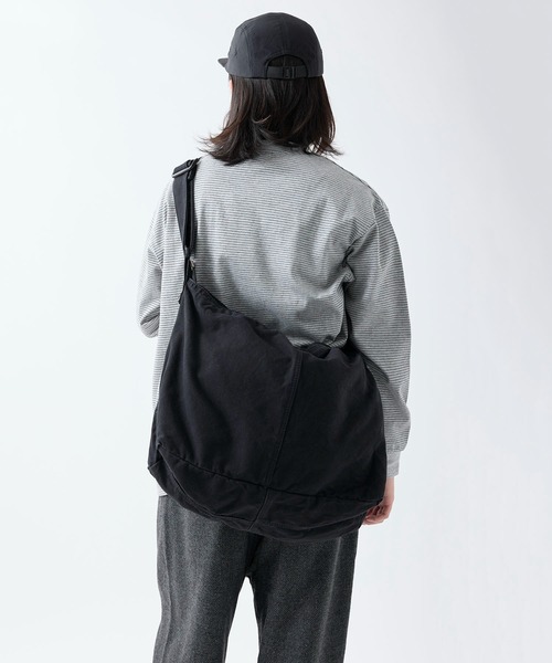 meltum ブラック ナイロン メッセンジャーバッグ meltum ショルダーバッグ NYLON MESSENGER BAG / ナイロン