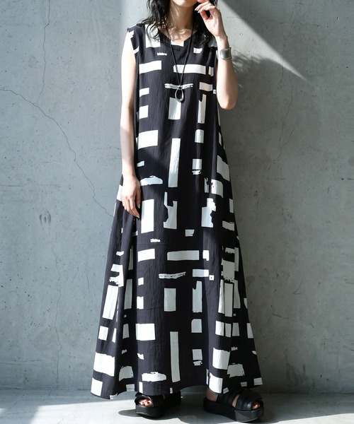 美品Kiton キートン　幾何学柄　半袖膝丈ワンピース　サイズ40 シルク antiqua（アンティカ） ワンピース アート柄 幾何学柄 マキシ丈 フレア