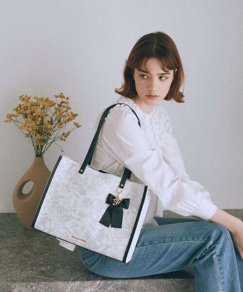 【即購入可】Maison de FLEUR トートバッグ Maison de FLEUR トートバッグ ブランドロゴフリルハンドル