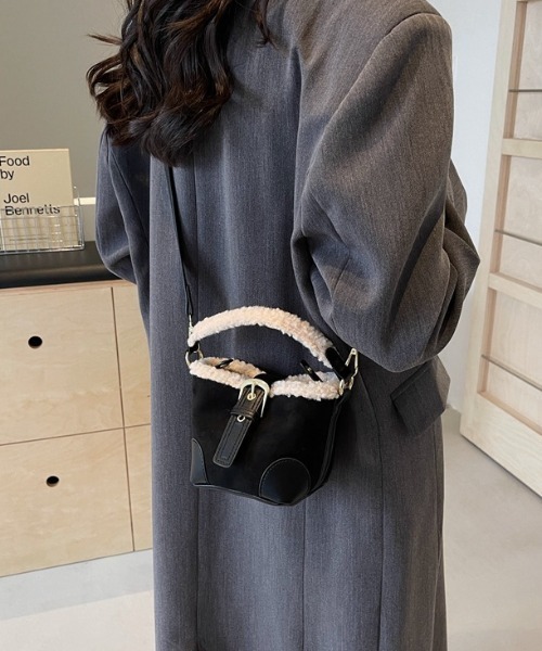 フェラガモ　ショルダーバッグ　レア　ムートン　ムートンバッグ　ミニショルダー リアルファーポシェット レディース 女性 ショルダーバッグ 秋 冬 毛皮