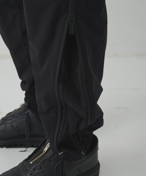 パンツ 「White Mountaineering / ホワイトマウンテニアリング」KNEE TUCK JOGGER PANTS メンズの画像