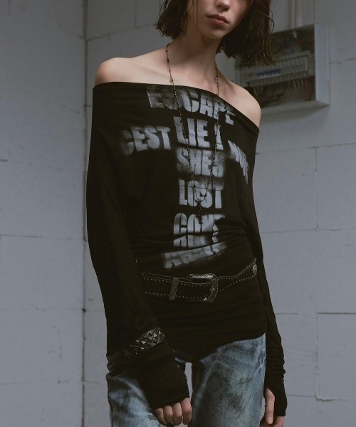 tシャツ 「Cest Nous」Doodle-printed batwing sleeve top / 「セヌー」オフショルダープリント長袖トップス