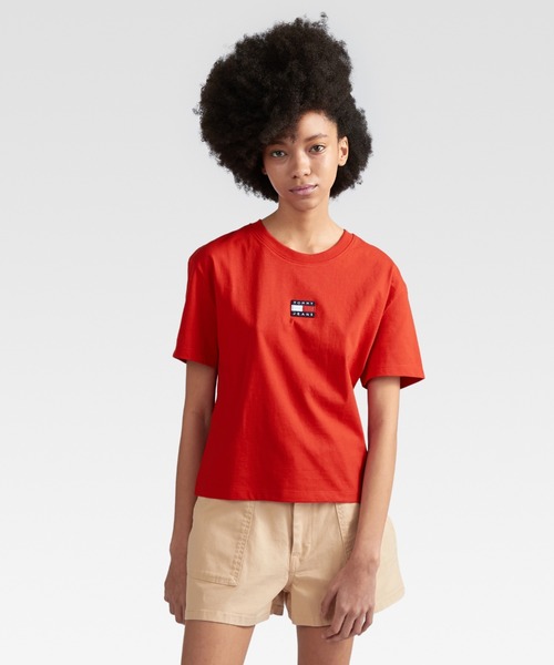 トミージーンズ  JEANS バッジロゴTシャツ （オレンジ） トミージーンズ TOMMY JEANS バッジロゴTシャツ （オレンジ