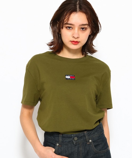 トミージーンズ  JEANS バッジロゴTシャツ （ベージュ） トミージーンズ TOMMY JEANS バッジロゴTシャツ （ベージュ