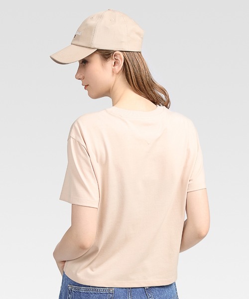 トミージーンズ  JEANS バッジロゴTシャツ （ベージュ） トミージーンズ TOMMY JEANS バッジロゴTシャツ （ベージュ