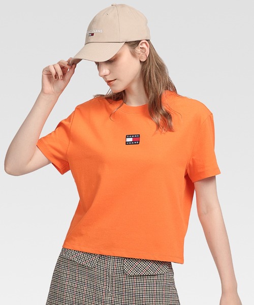 トミージーンズ  JEANS バッジロゴTシャツ （オレンジ） トミージーンズ TOMMY JEANS バッジロゴTシャツ （オレンジ