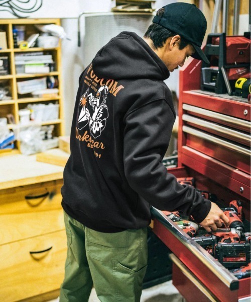 VOLCOM フード付きパーカー Mサイズ 黒 OUTLET】VOLCOM Outthere Pullover Hoodie - Black