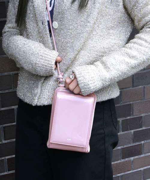 ほぼ未使用品フェラガモ スマホショルダーバック　ピンク ACCOMMODE ショルダーバッグ バッグ エナメルフラップスマホ