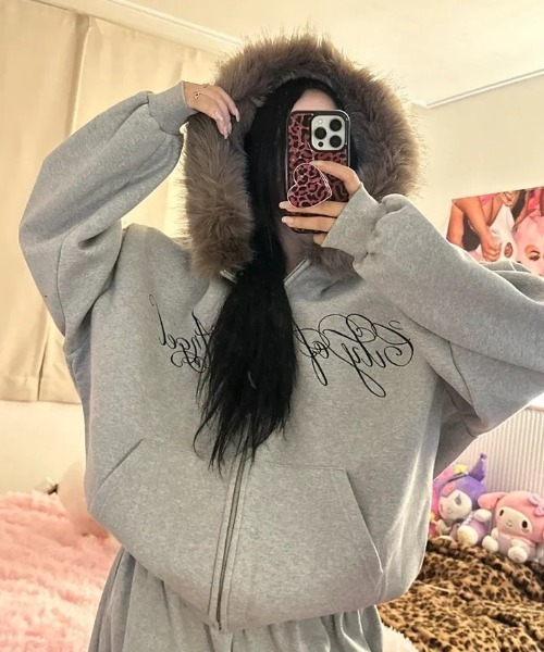 パーカー 裏起毛ファーフードフロントロゴジップパーカー/ファー付き