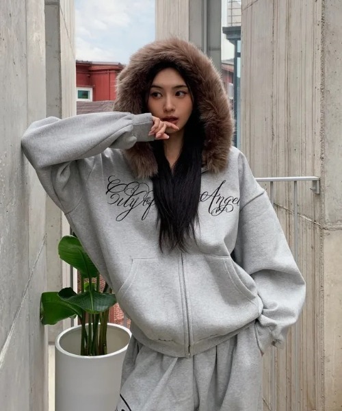 パーカー 裏起毛ファーフードフロントロゴジップパーカー/ファー付き