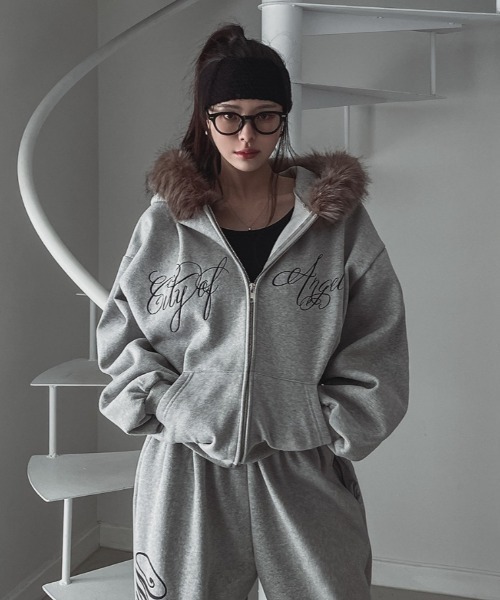 パーカー 裏起毛ファーフードフロントロゴジップパーカー/ファー付き