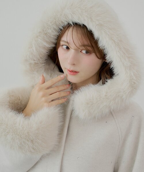 Chico（チコ） ポンチョ ビジュー付きファー襟ケープコート レディース