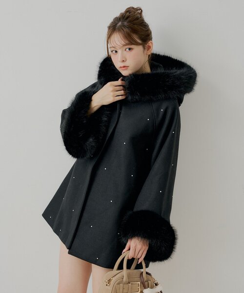 Chico（チコ） ポンチョ ビジュー付きファー襟ケープコート レディース